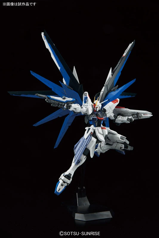 Bandai Gundam 1/100 MG Seed ZGMF-X10A Freedom Gundam 2.0 Model Kit - Image 4